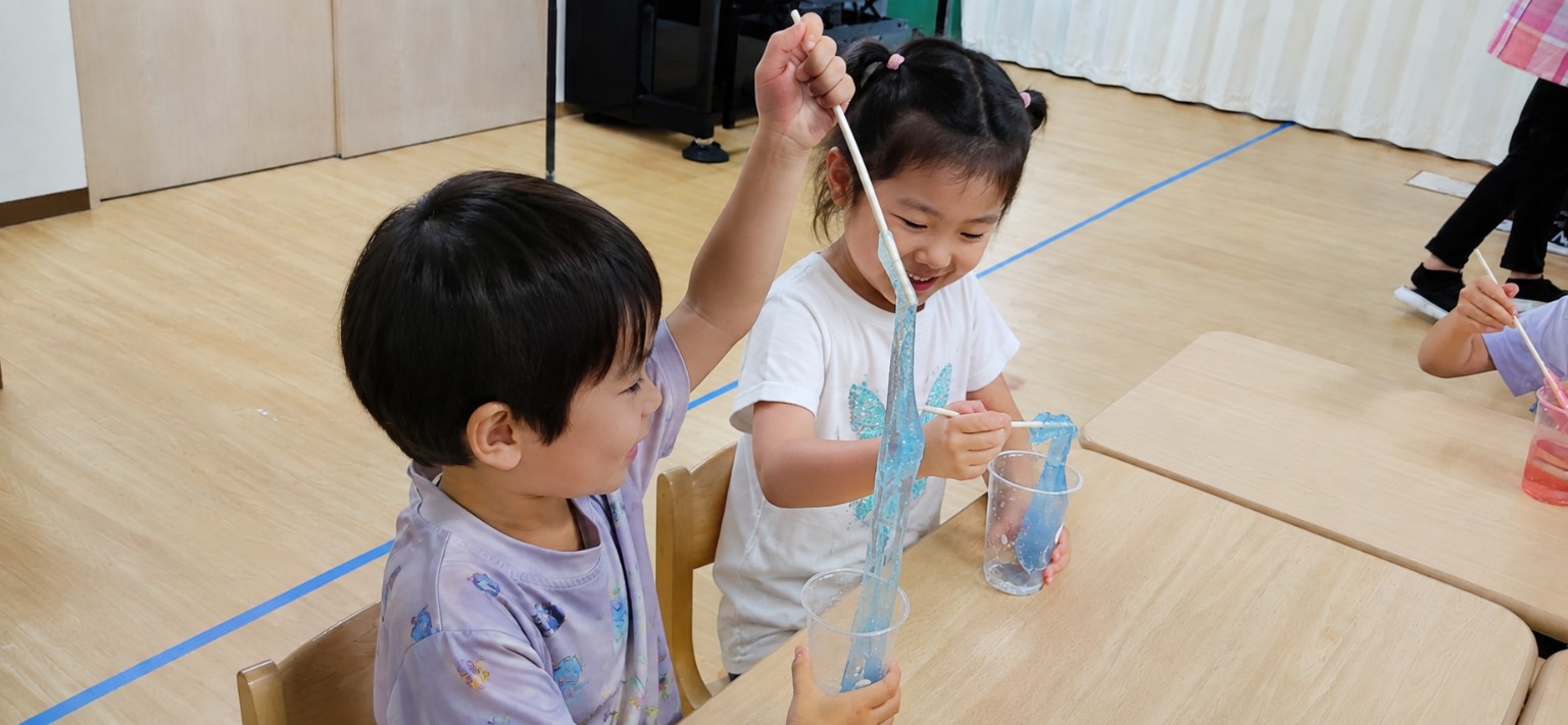 実験を楽しむ子どもたち