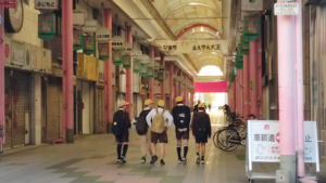 商店街を歩く小学生たち